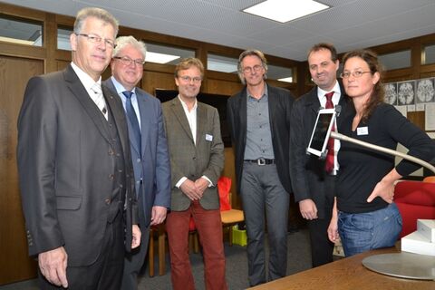 Bei der Spendenübergabe waren anwesend (von links nach rechts): Jürgen Stille, Vorsitzender des Vorstands der Sparkasse Engen-Gottmadingen, der Gailinger Bürgermeister Heinz Brennenstuhl, seines Zeichen Vorsitzender des HJW-Fördervereins, Dr. Klaus Scheidtmann, Ärztlicher Direktor des HJW, Rüdiger Becker, Leiter der Wilhelm-Bläsig-Schule, Helmut Hafner, Leiter der Sparkassenfiliale Gailingen und Heilpädagogin Cornelia Fischer von der Wilhelm-Bläsig-Schule. Bild: aj